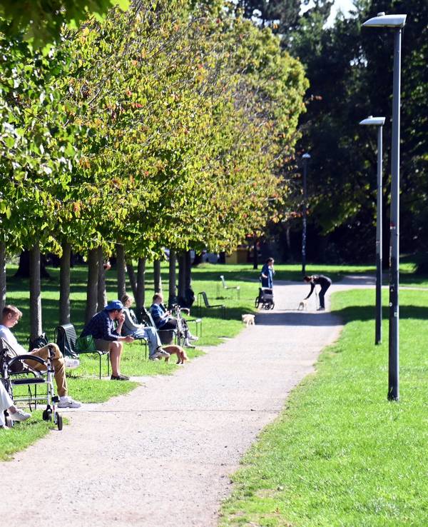 23.09.2026 Köln. Wetter. Herbst. Noch einmal Sonne tanken im Lentpark. Foto: Alexander Schwaiger
