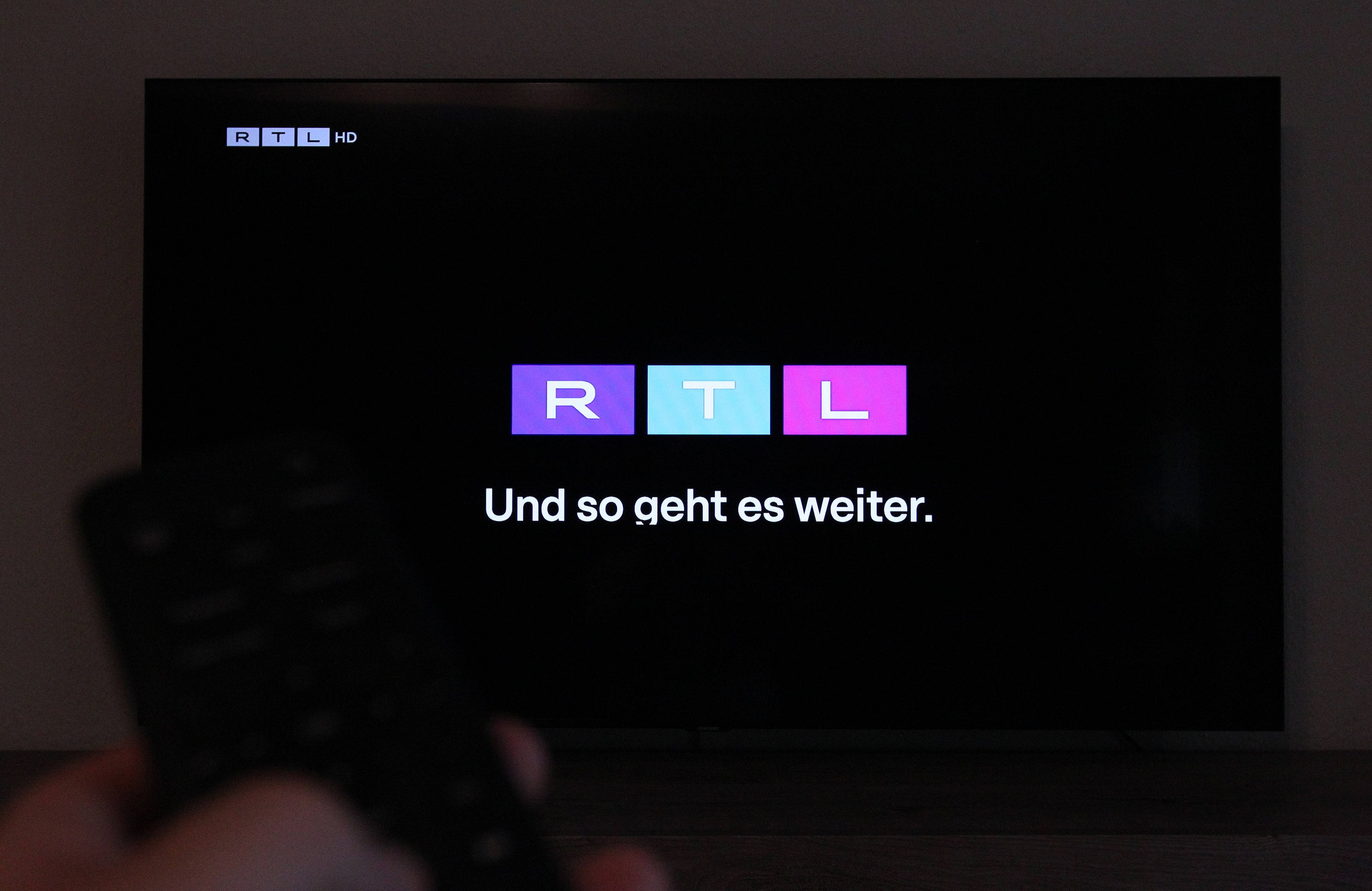 Auf einem Fernseher wurde der Privatsender RTL angestellt. Symbolbild/Symbolfoto. Schnelsen Hamburg *** The private broadcaster RTL was tuned in on a TV set. Stock image. Stock photo. Schnelsen, Hamburg