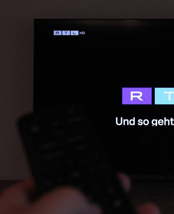 Auf einem Fernseher wurde der Privatsender RTL angestellt. Symbolbild/Symbolfoto. Schnelsen Hamburg *** The private broadcaster RTL was tuned in on a TV set. Stock image. Stock photo. Schnelsen, Hamburg