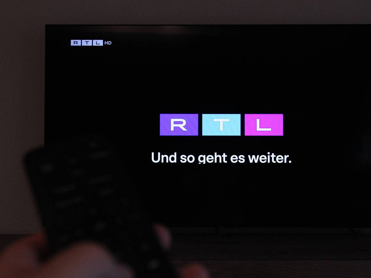Auf einem Fernseher wurde der Privatsender RTL angestellt. Symbolbild/Symbolfoto. Schnelsen Hamburg *** The private broadcaster RTL was tuned in on a TV set. Stock image. Stock photo. Schnelsen, Hamburg