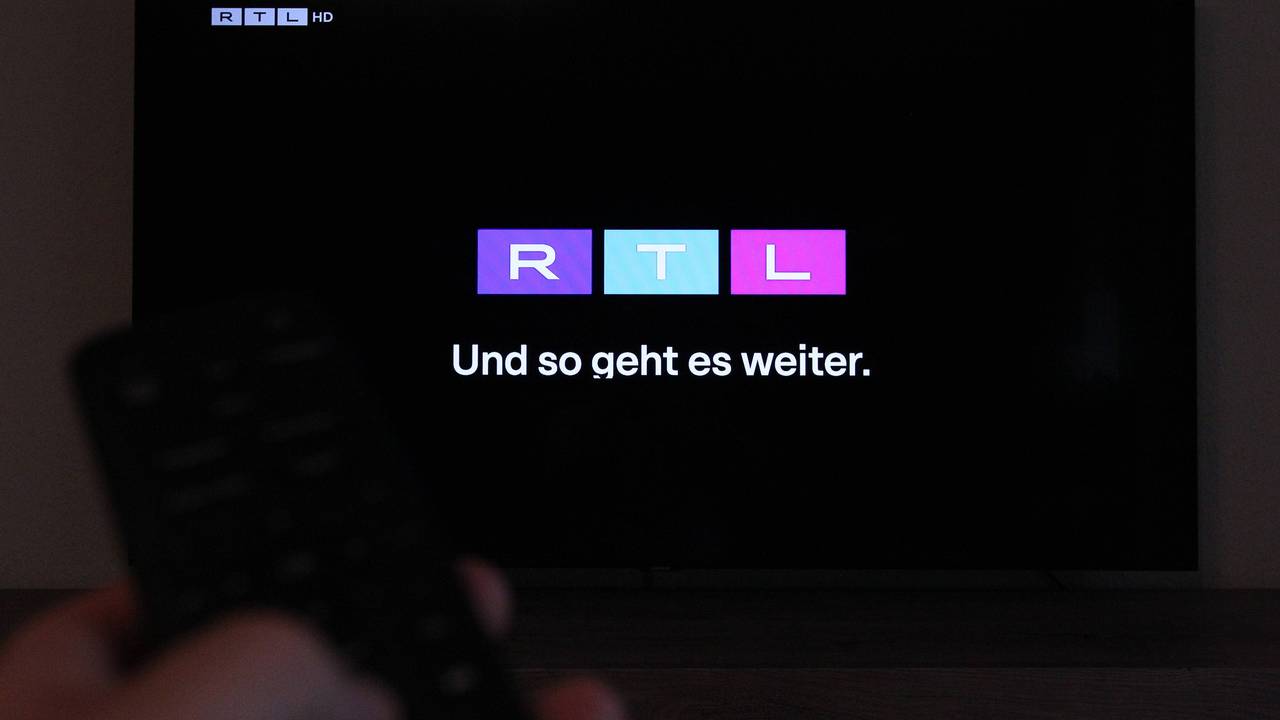 Auf einem Fernseher wurde der Privatsender RTL angestellt. Symbolbild/Symbolfoto. Schnelsen Hamburg *** The private broadcaster RTL was tuned in on a TV set. Stock image. Stock photo. Schnelsen, Hamburg