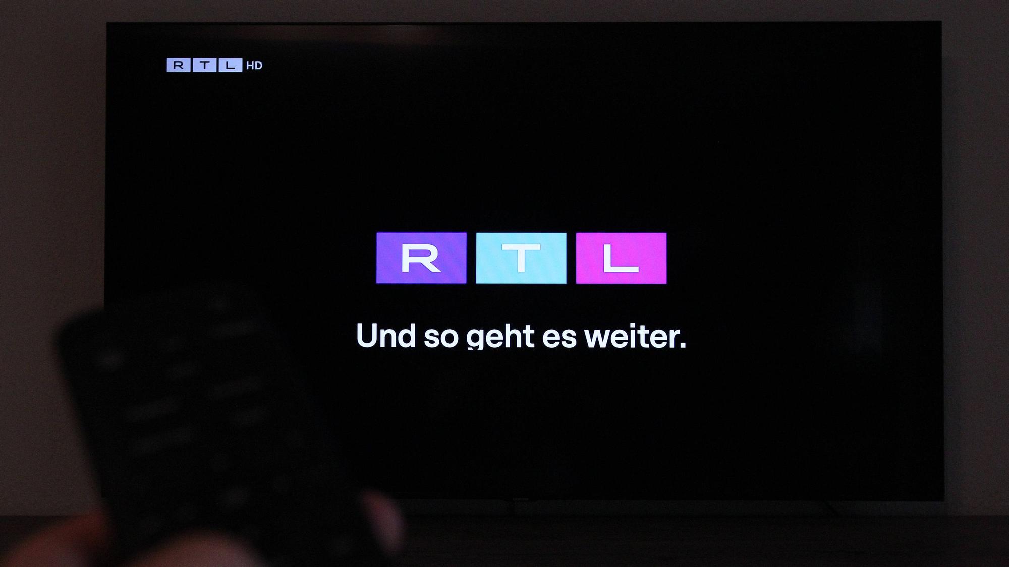 Auf einem Fernseher wurde der Privatsender RTL angestellt. Symbolbild/Symbolfoto. Schnelsen Hamburg *** The private broadcaster RTL was tuned in on a TV set. Stock image. Stock photo. Schnelsen, Hamburg