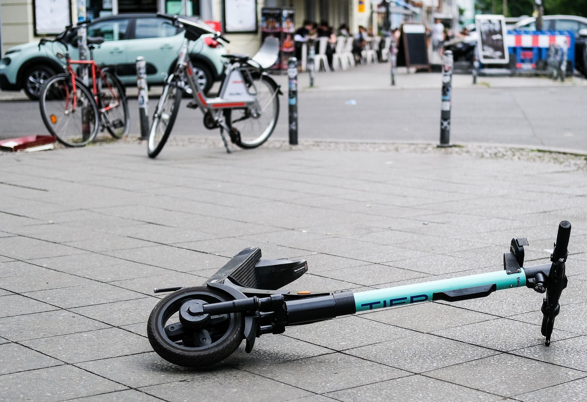 Ein E-Scooter liegt auf dem Boden