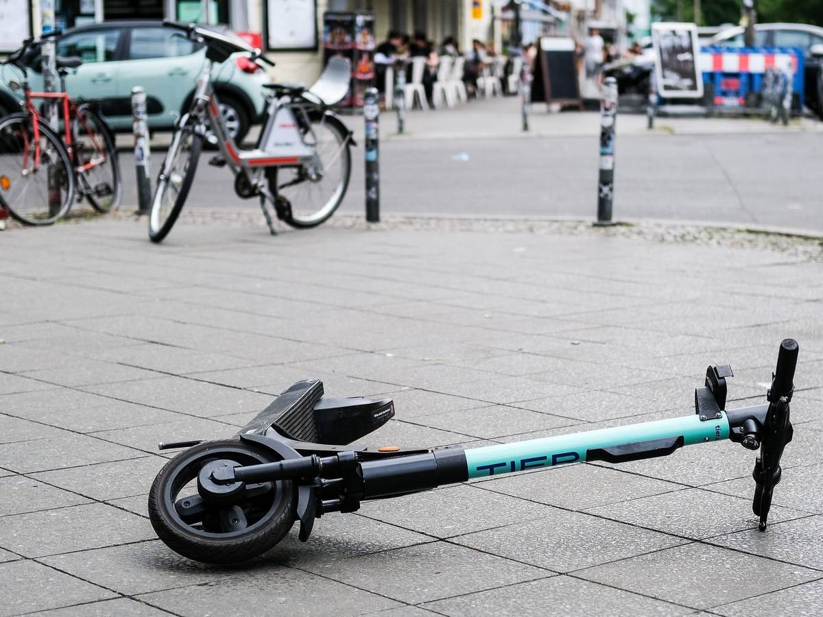 Ein E-Scooter liegt auf dem Boden