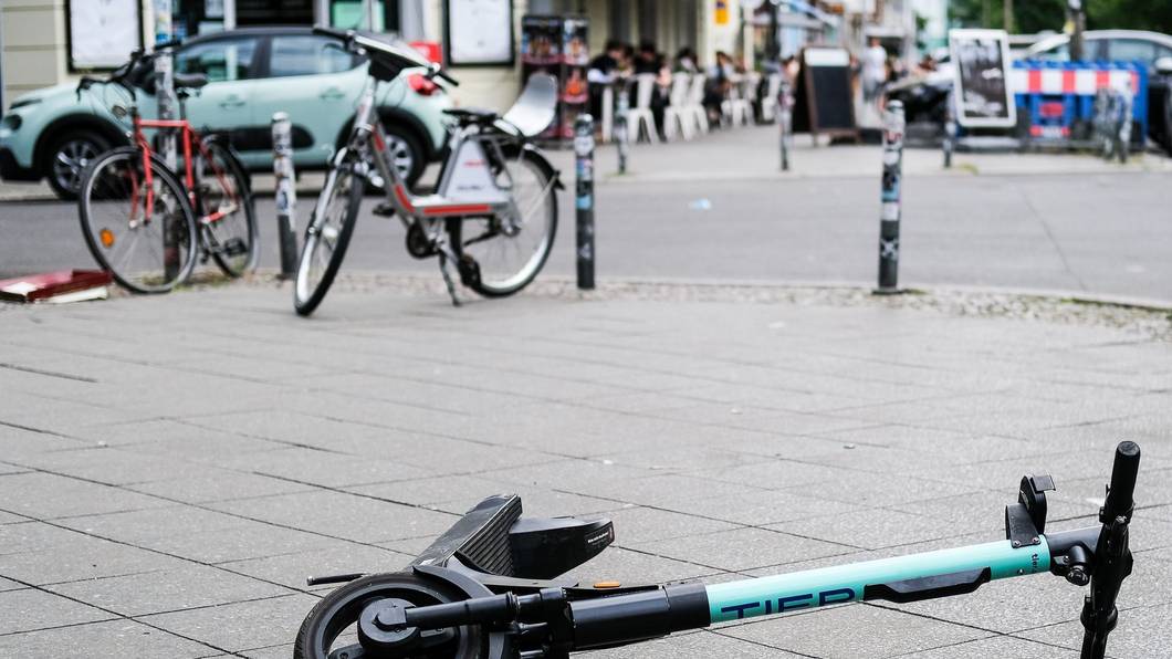 Ein E-Scooter liegt auf dem Boden