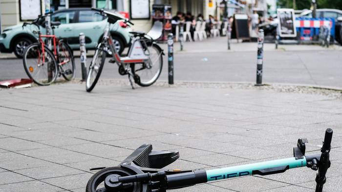 Ein E-Scooter liegt auf dem Boden