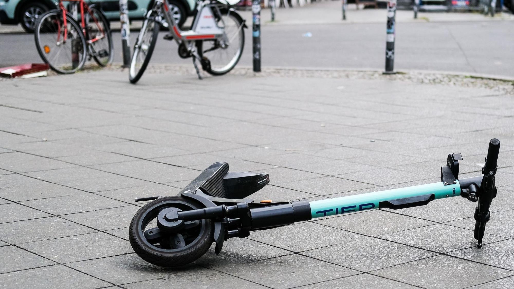 Ein E-Scooter liegt auf dem Boden