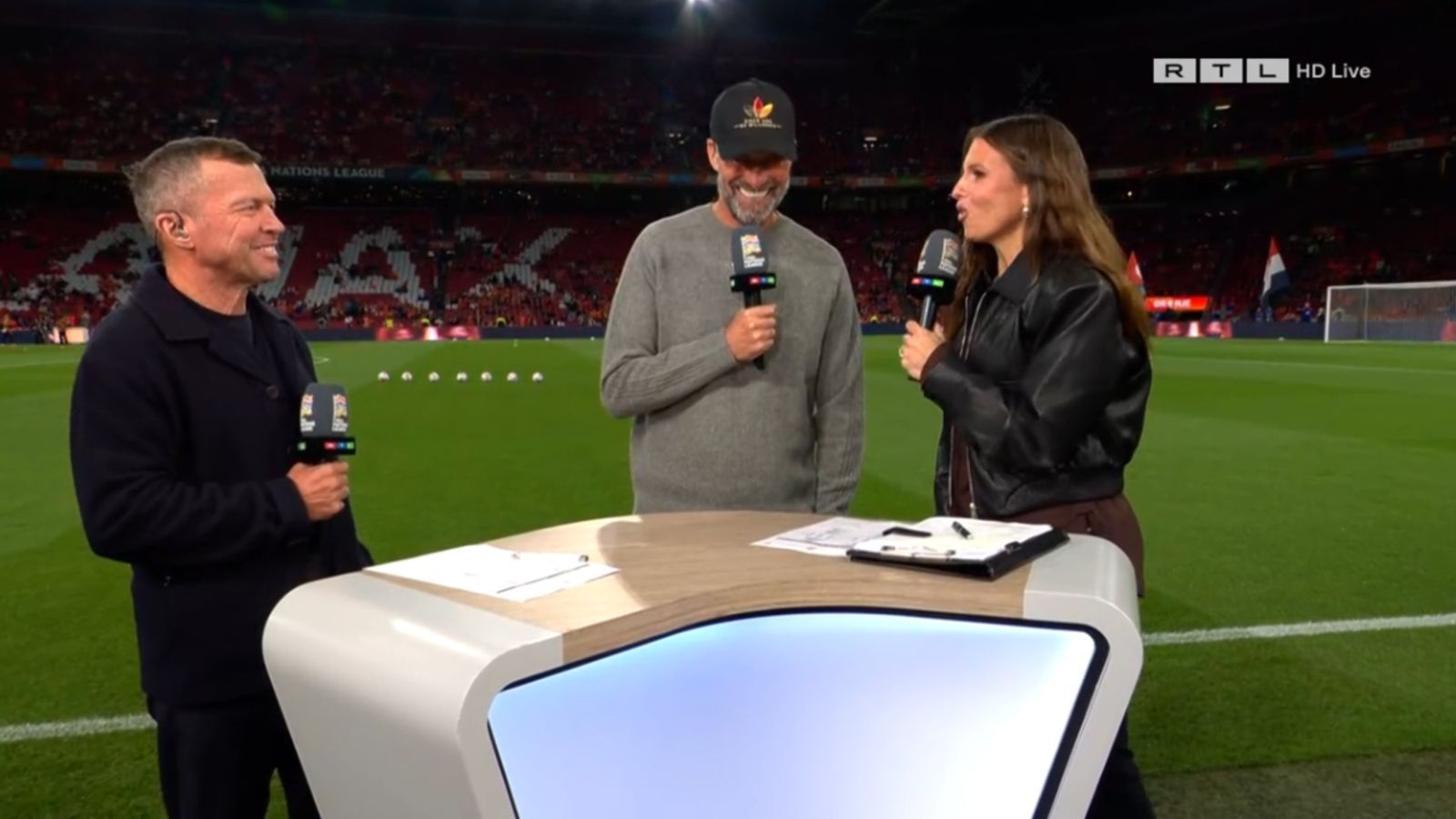 Erwarten mindestens ein Grillfeuer: Lothar Matthäus (links), Jürgen Klopp und Laura Wontorra (Bild: RTL)