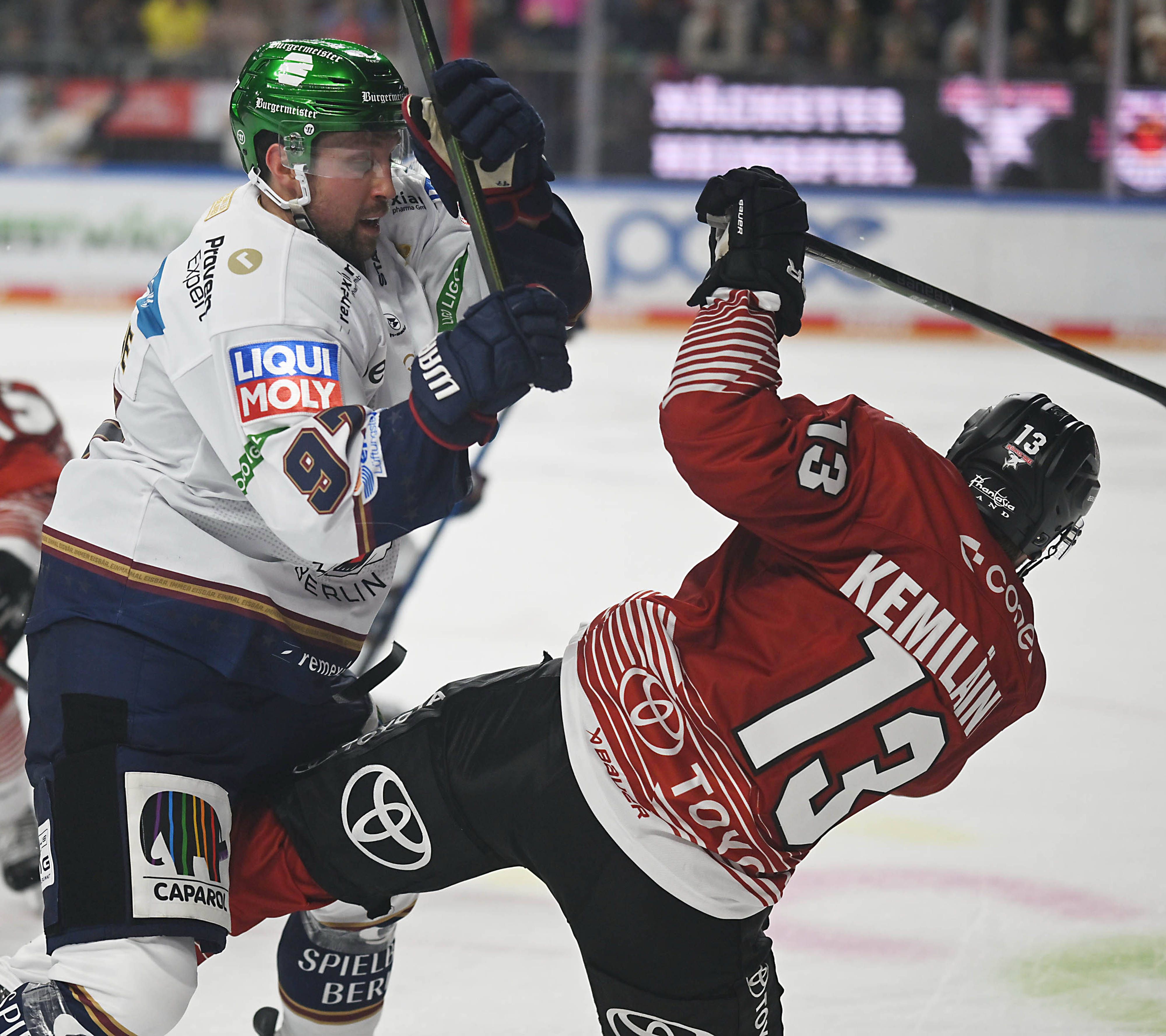 Gabriel Fontaine und Valtteri Kemiläinen im Spiel zwischen den Kölner Haien und den Eisbären Berlin.