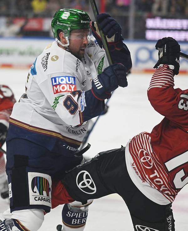 Gabriel Fontaine und Valtteri Kemiläinen im Spiel zwischen den Kölner Haien und den Eisbären Berlin.