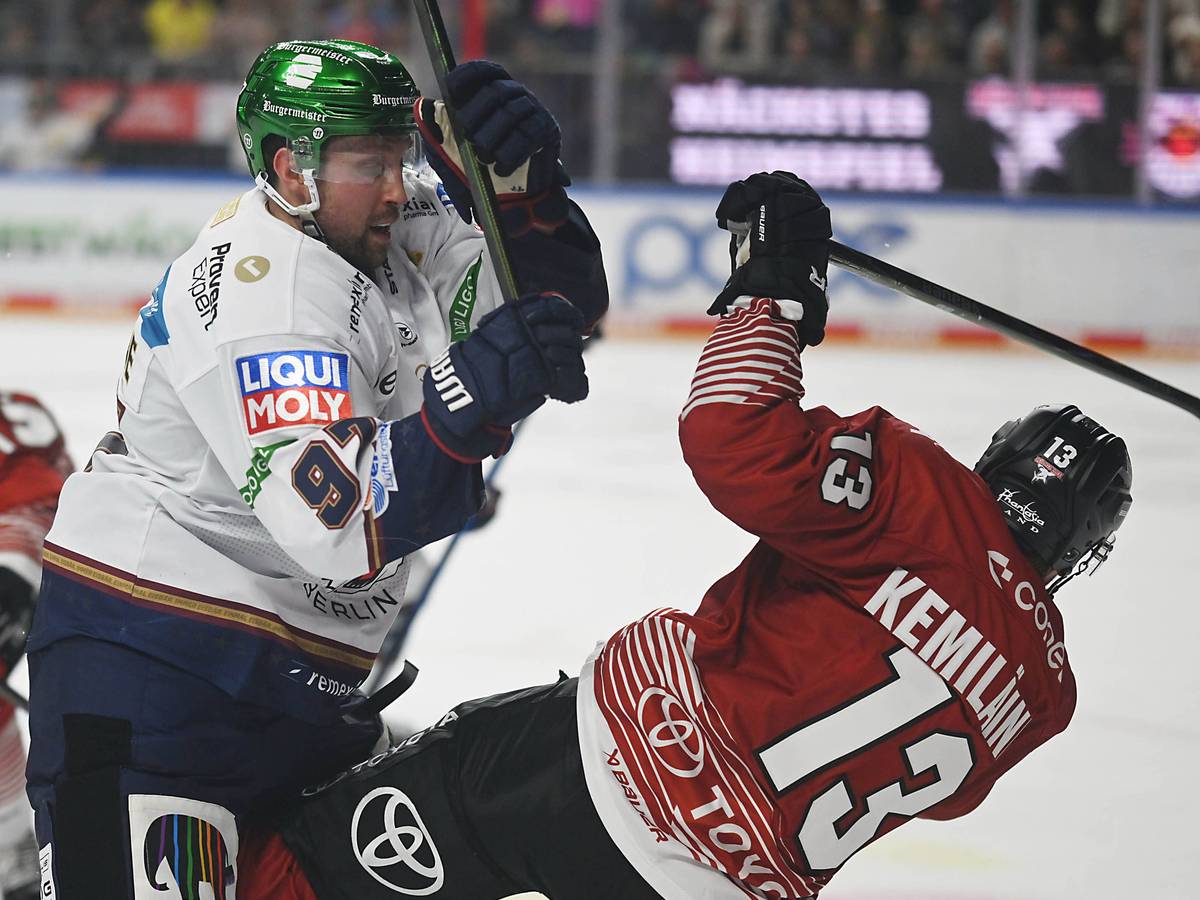 Gabriel Fontaine und Valtteri Kemiläinen im Spiel zwischen den Kölner Haien und den Eisbären Berlin.