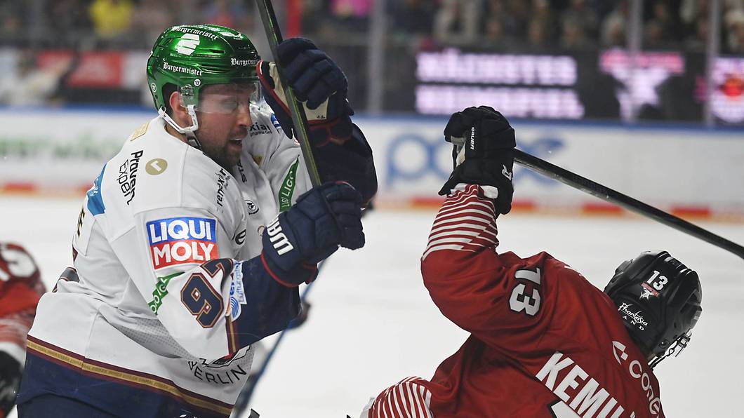 Gabriel Fontaine und Valtteri Kemiläinen im Spiel zwischen den Kölner Haien und den Eisbären Berlin.