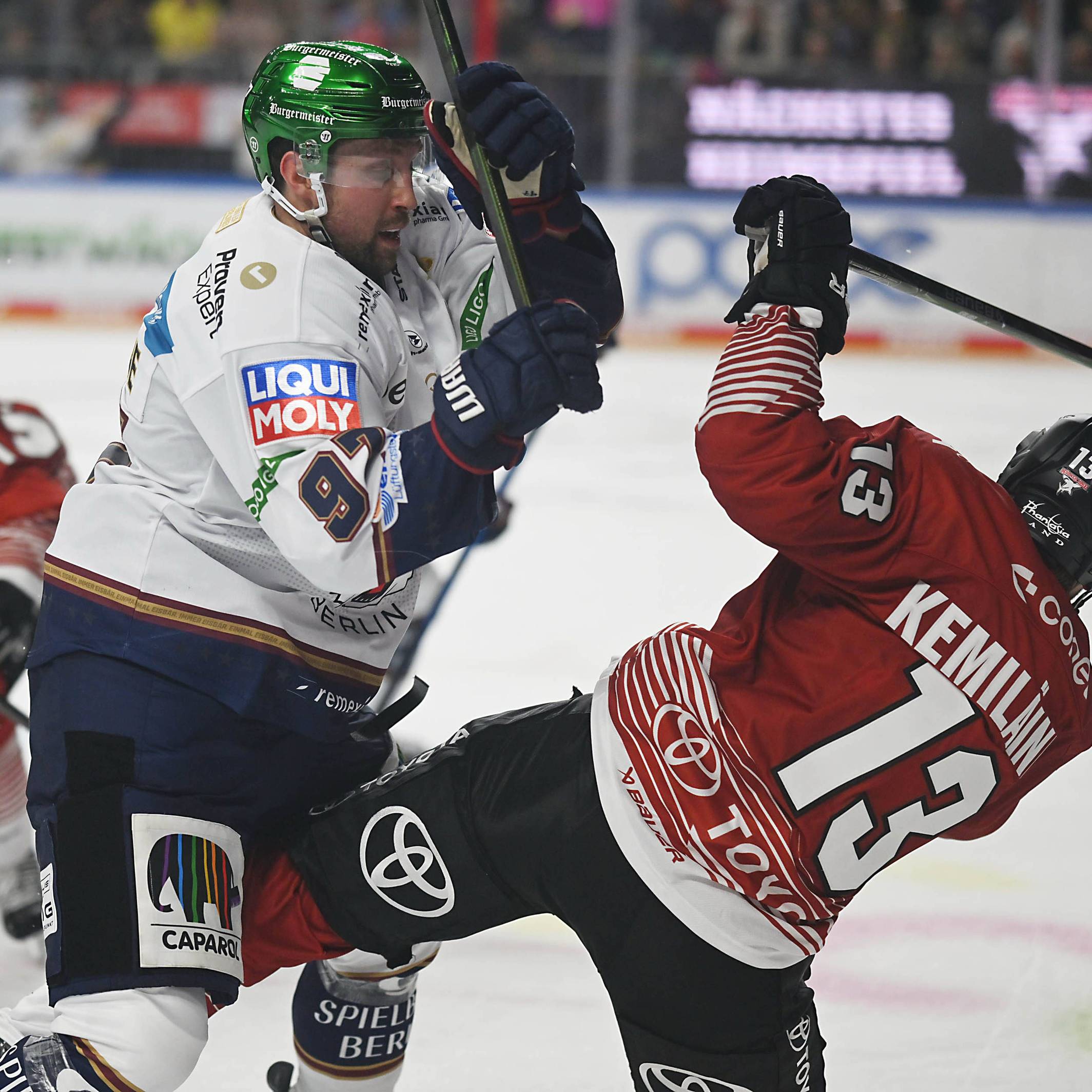 Gabriel Fontaine und Valtteri Kemiläinen im Spiel zwischen den Kölner Haien und den Eisbären Berlin.