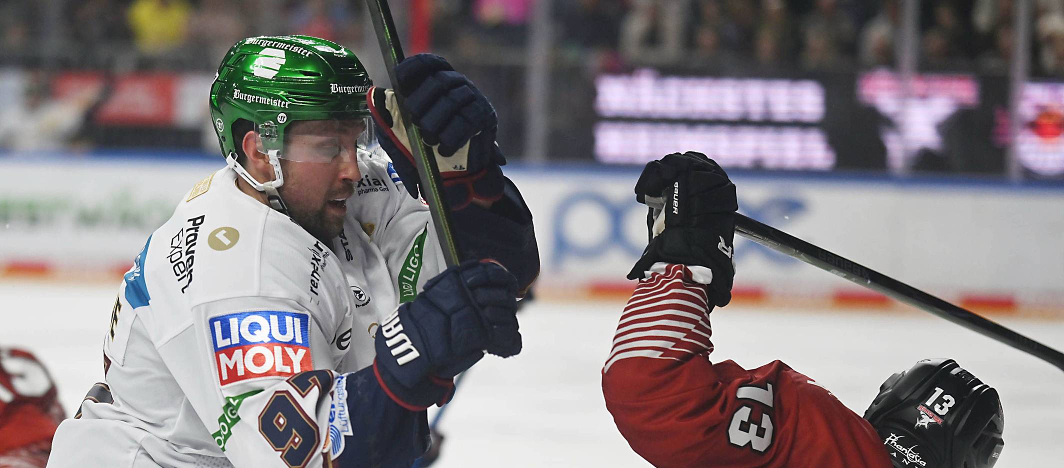 Gabriel Fontaine und Valtteri Kemiläinen im Spiel zwischen den Kölner Haien und den Eisbären Berlin.