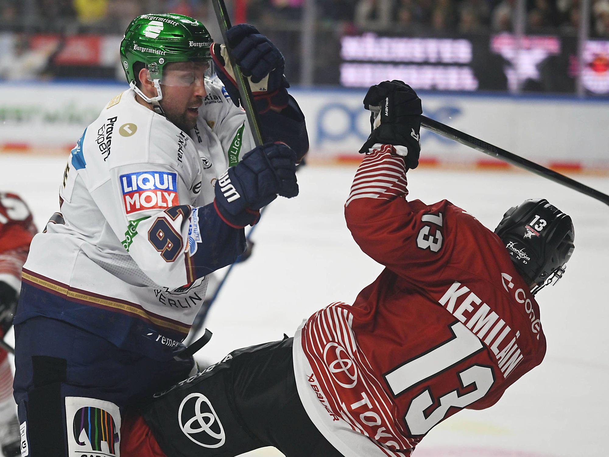 Gabriel Fontaine und Valtteri Kemiläinen im Spiel zwischen den Kölner Haien und den Eisbären Berlin.