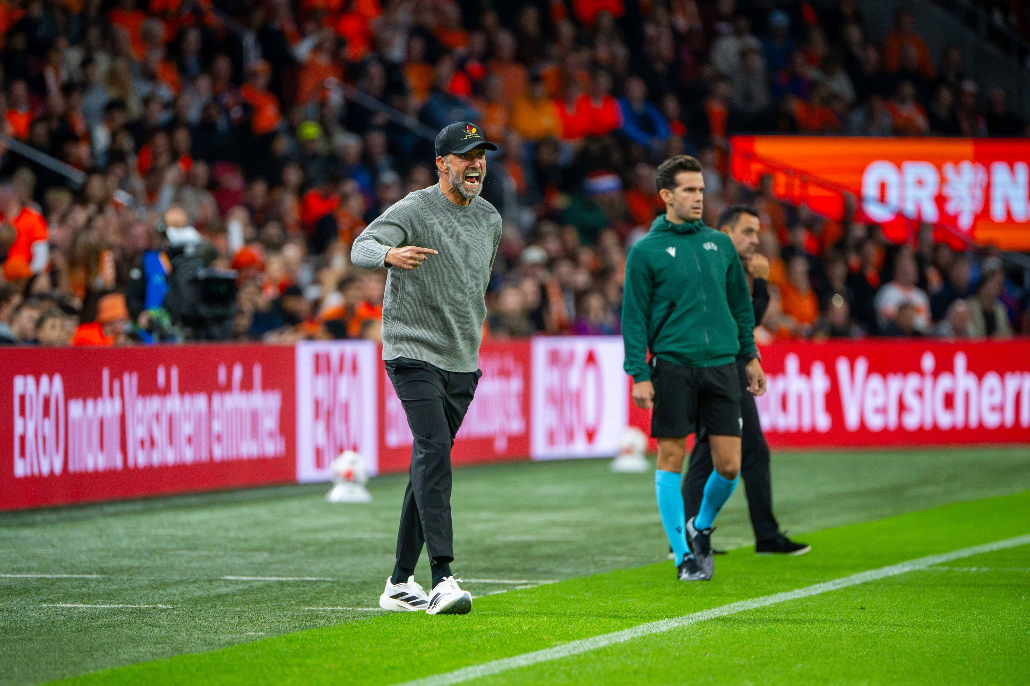 Jürgen Klopp gestikuliert an der Seitenlinie.