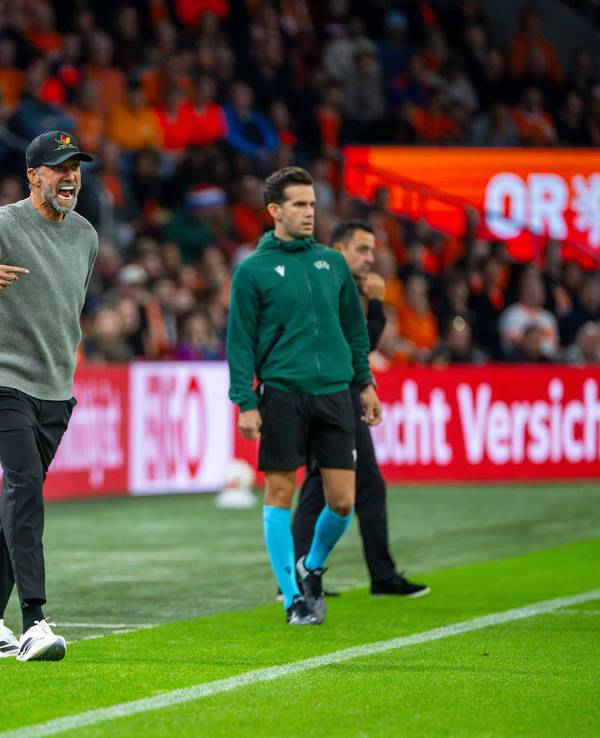 Jürgen Klopp gestikuliert an der Seitenlinie.