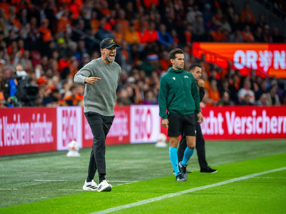 Jürgen Klopp gestikuliert an der Seitenlinie.