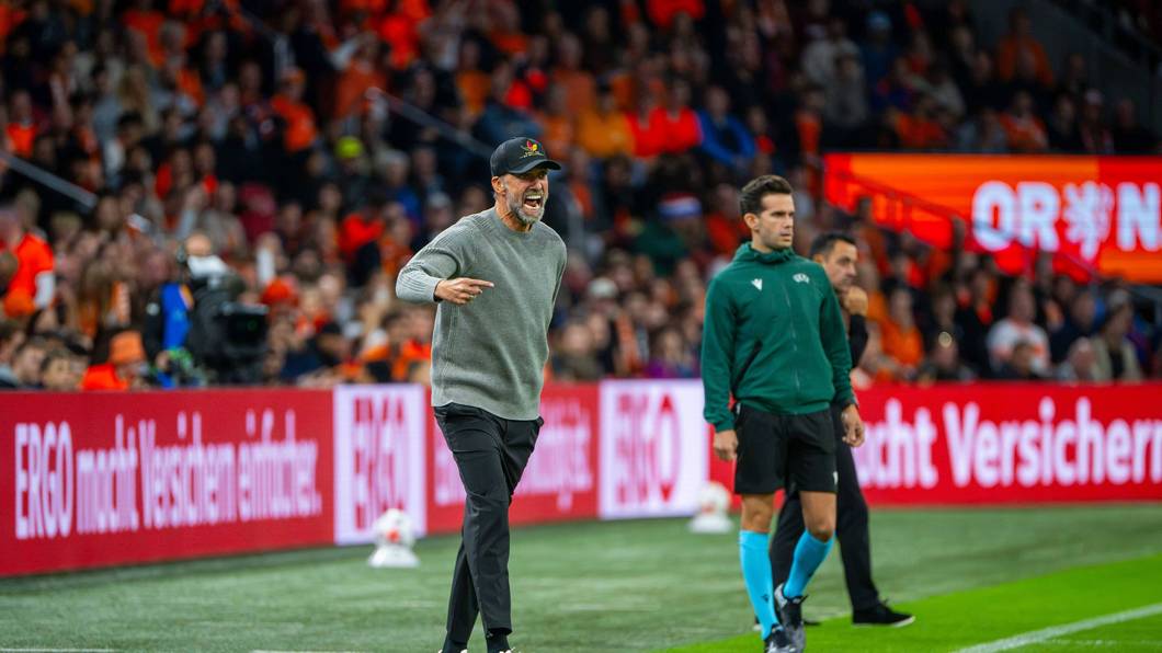 Jürgen Klopp gestikuliert an der Seitenlinie.