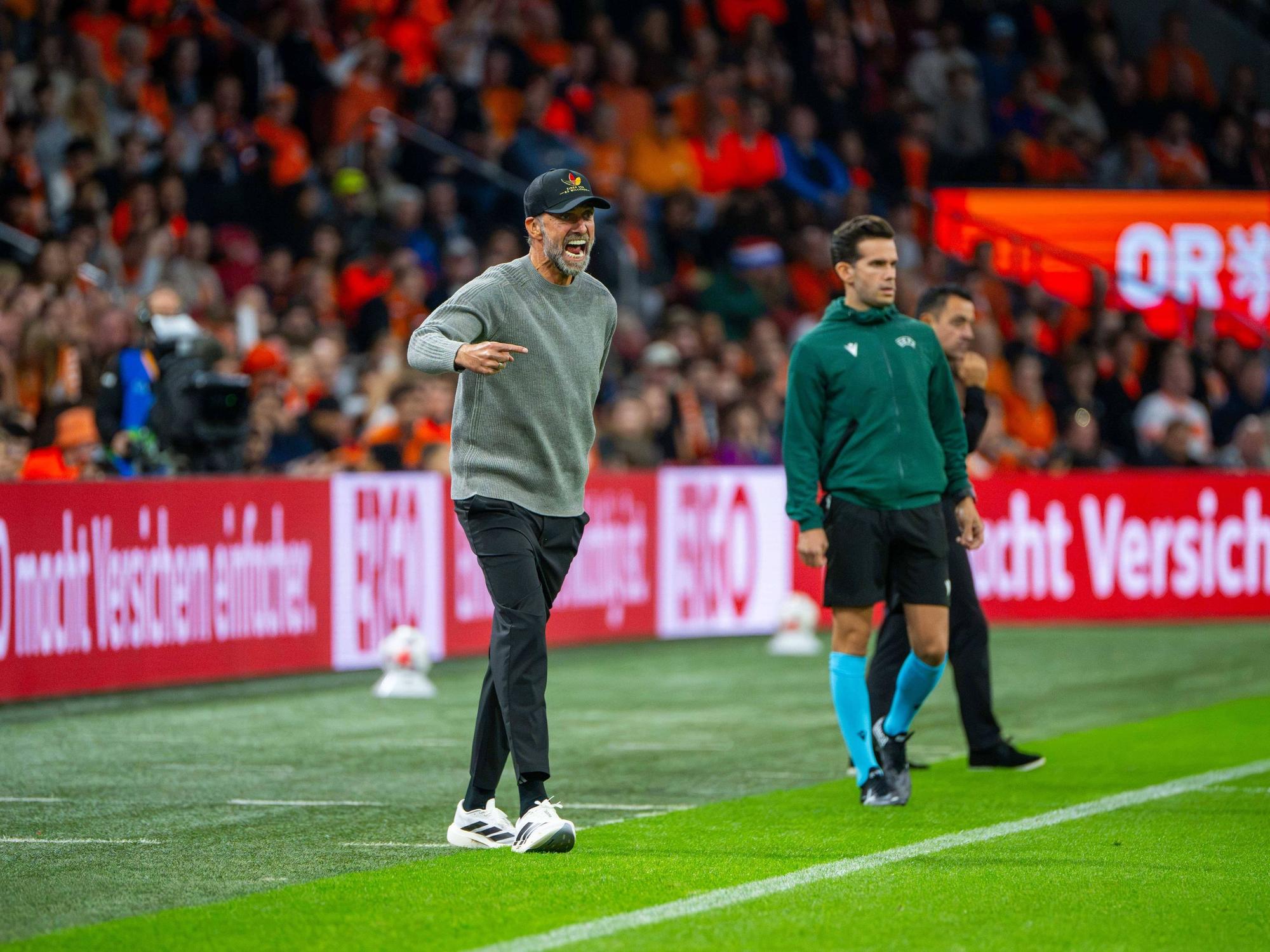 Jürgen Klopp gestikuliert an der Seitenlinie.