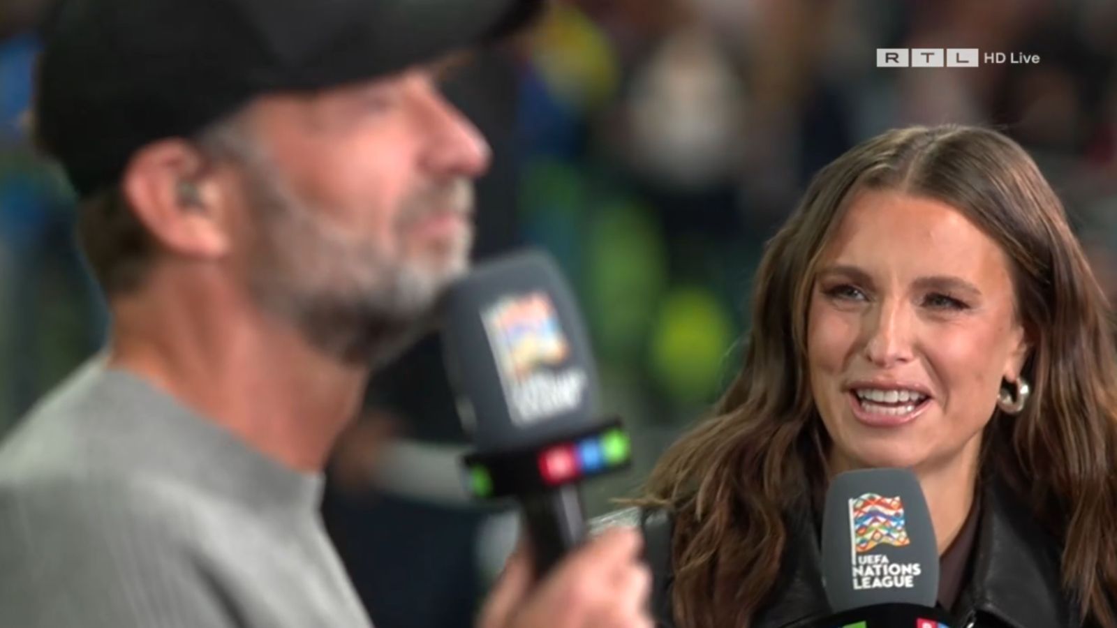 Laura Wontorra: Sichtlich hingerissen vom neuen Bundestrainer Jürgen Klopp. (Bild: RTL)
