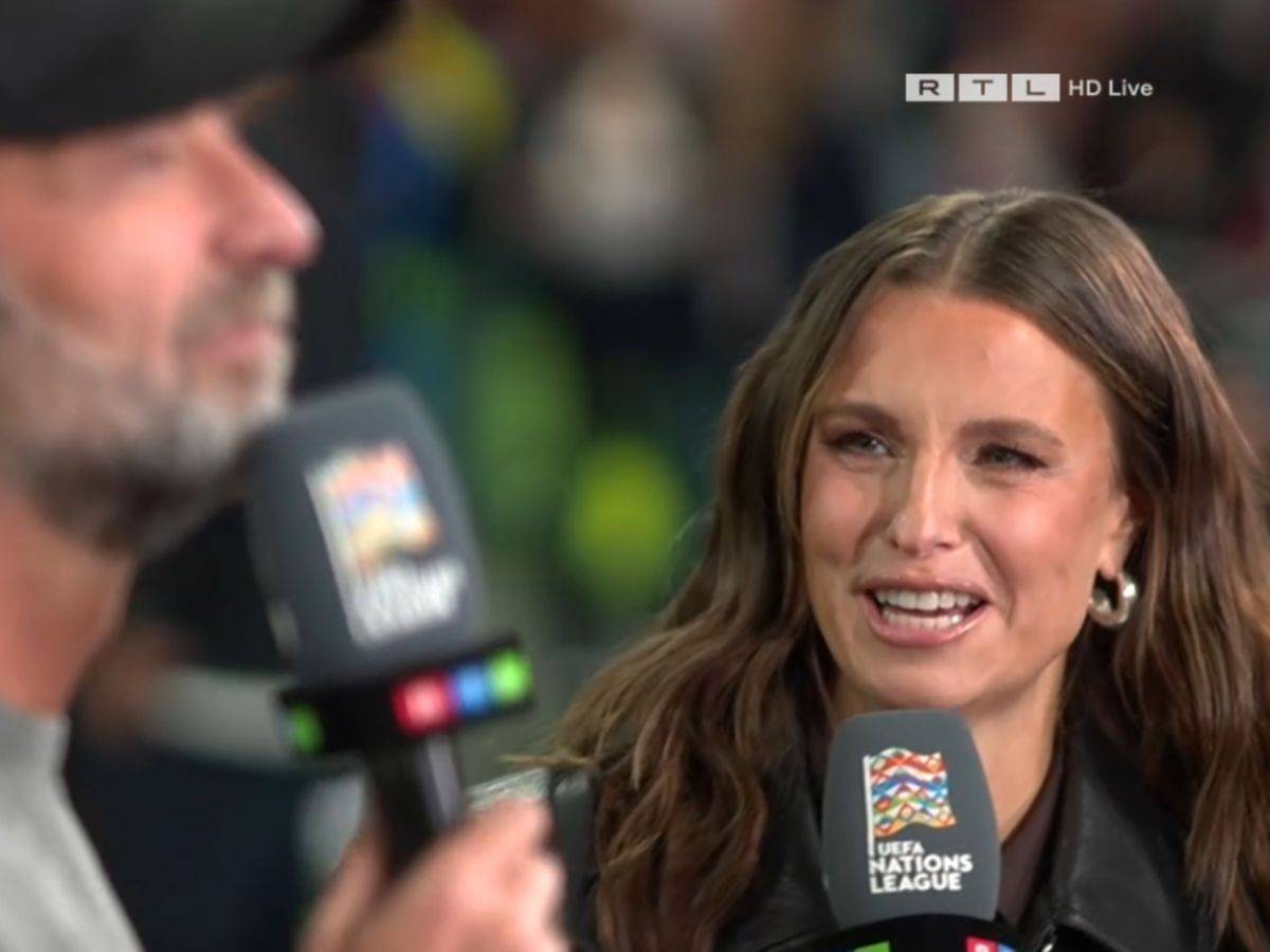 Laura Wontorra: Sichtlich hingerissen vom neuen Bundestrainer Jürgen Klopp. (Bild: RTL)