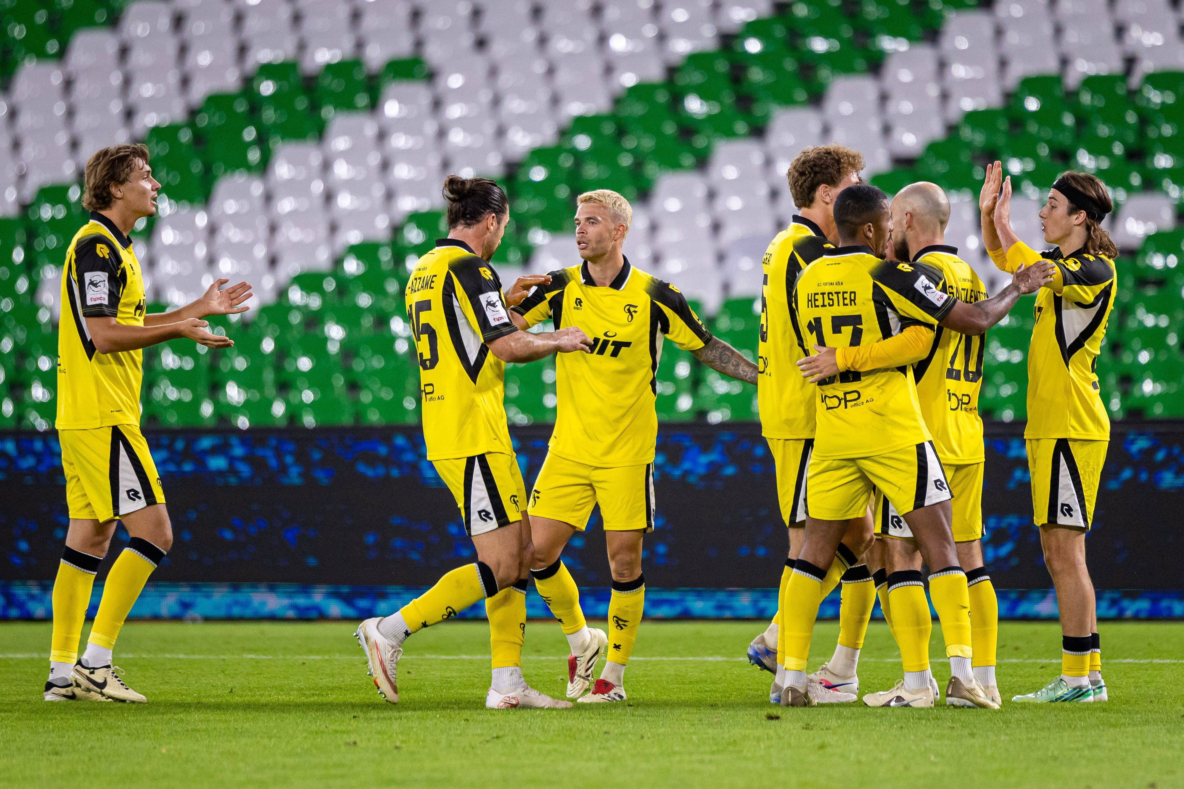 Fortuna Köln bejubelt den Führungstreffer durch Bennit Bröger.