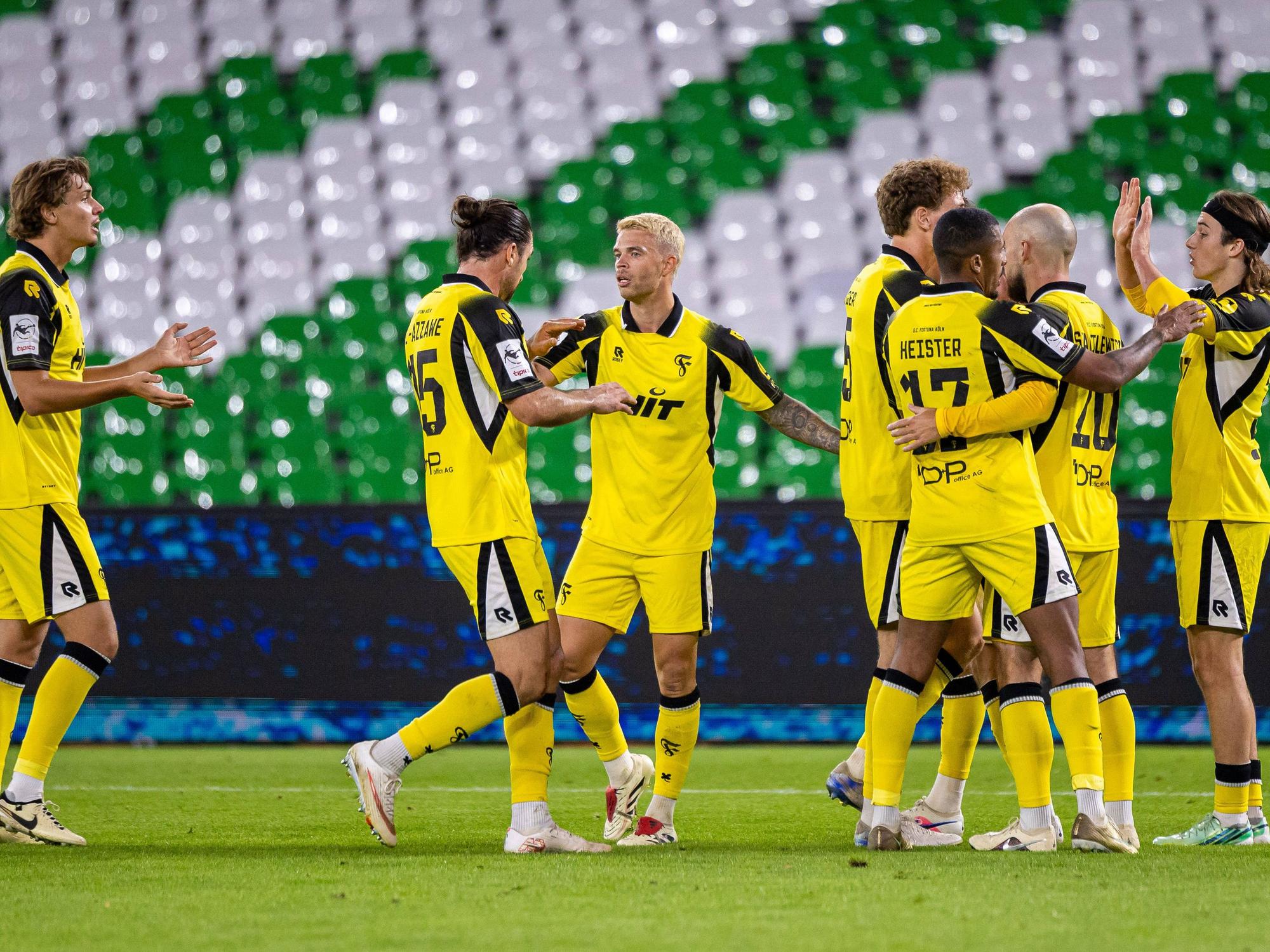 Fortuna Köln bejubelt den Führungstreffer durch Bennit Bröger.