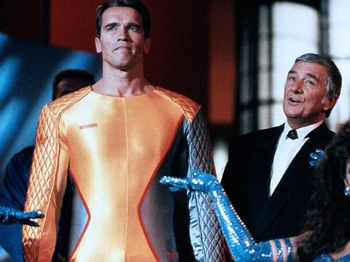 Im Action-Thriller „The Running Man“ wird Ben Richards (Arnold Schwarzenegger, links) beschuldigt, ein Massaker ausgelöst zu haben. (Bild: Constantin Film)