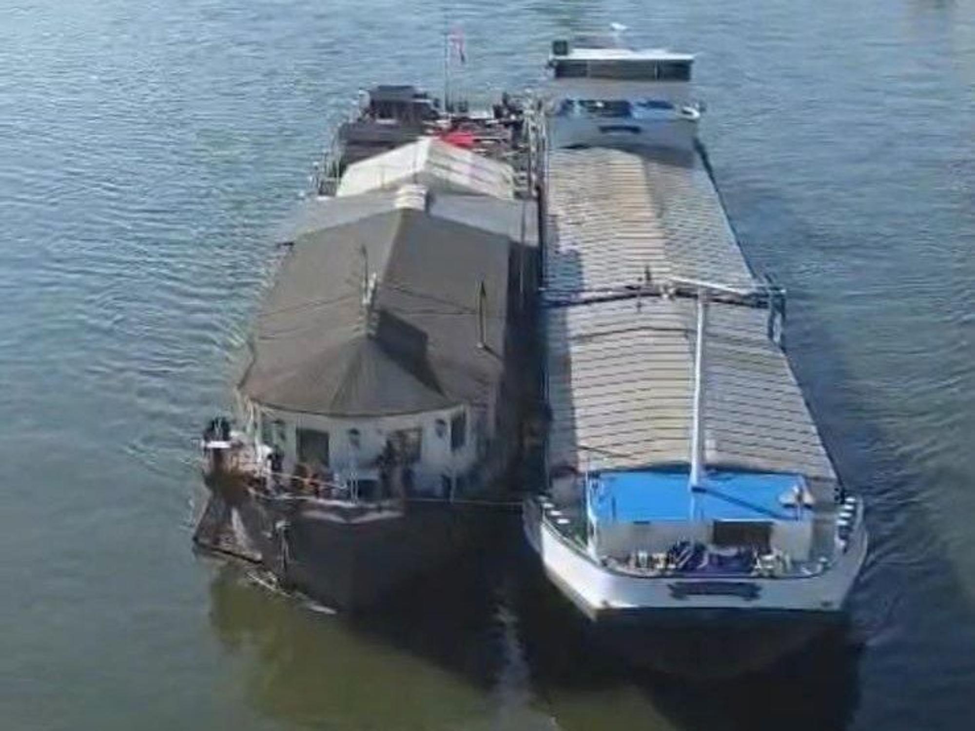 Zwei Schiffe fahren eng nebeneinander auf dem Rhein.