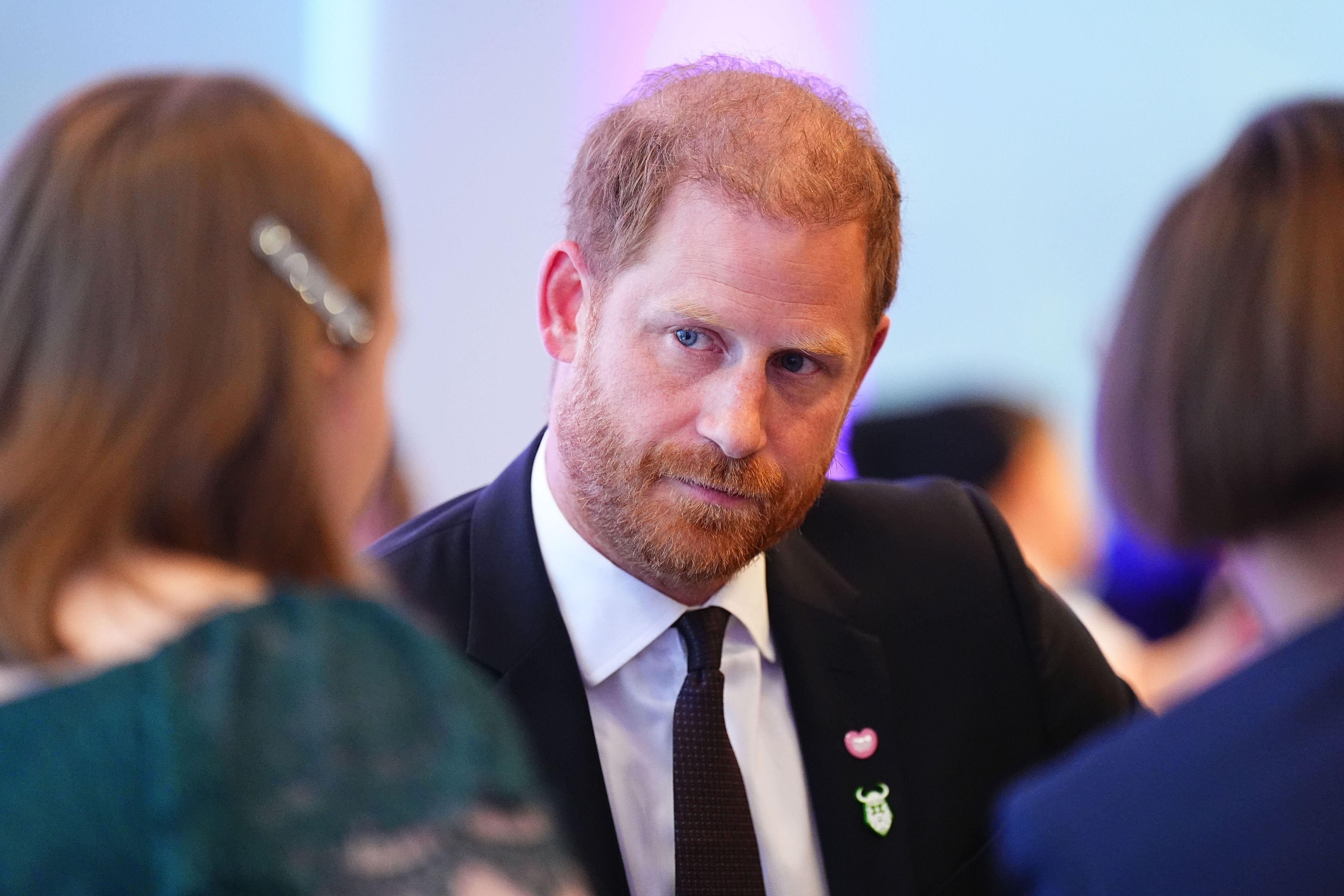 Prinz Harry, Herzog von Sussex, trifft eine Gewinnerin im Rahmen der WellChild Awards 2026.