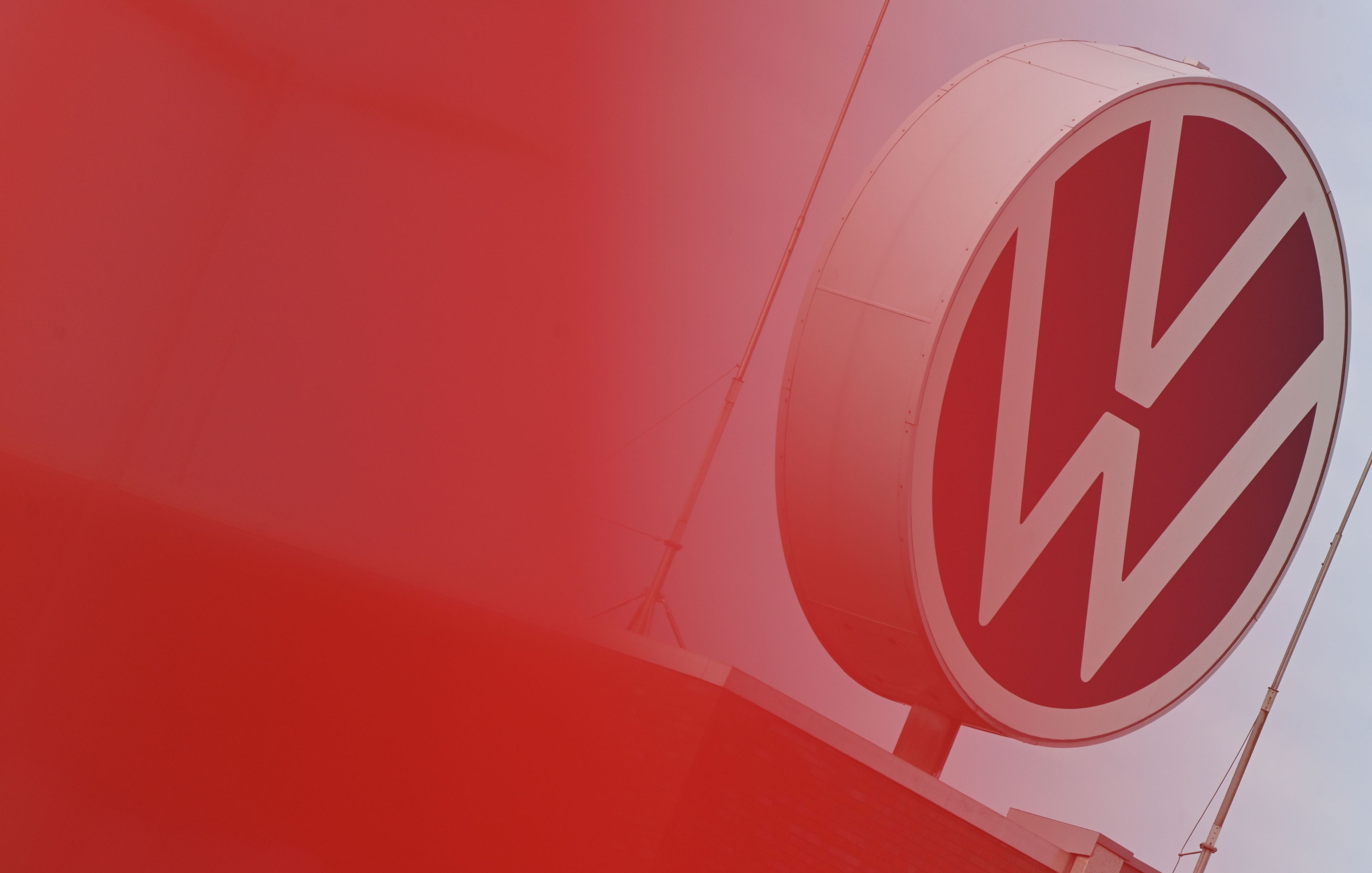 Eine Rote-Flagge weht vorm VW Logo in Emden.