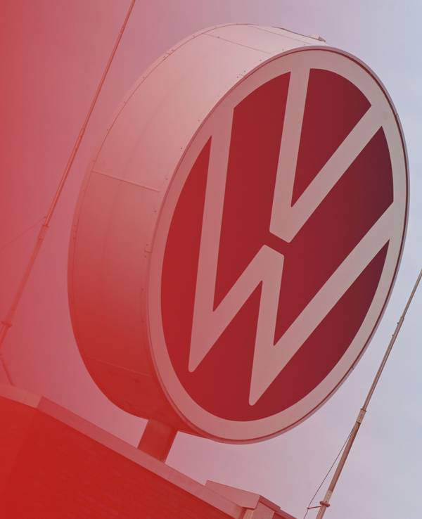 Eine Rote-Flagge weht vorm VW Logo in Emden.