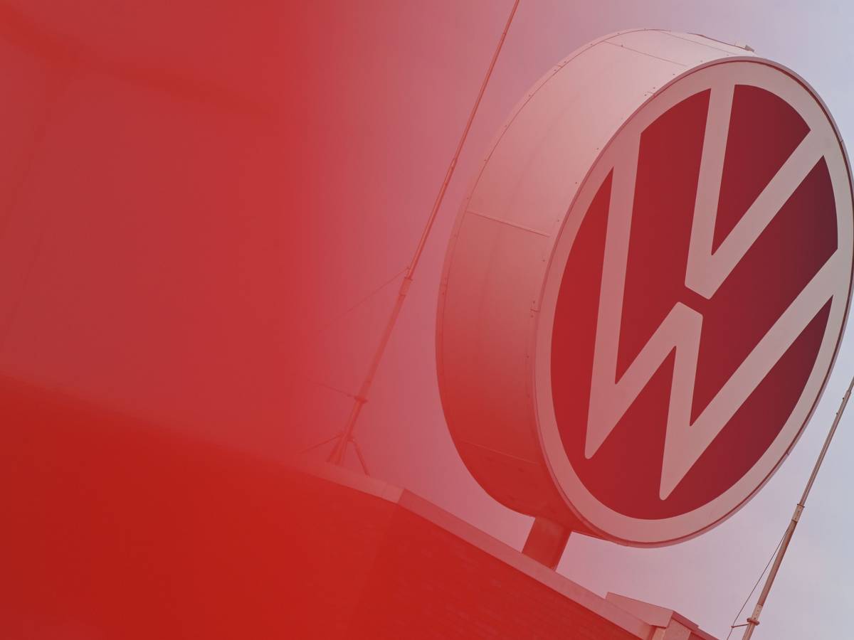 Eine Rote-Flagge weht vorm VW Logo in Emden.