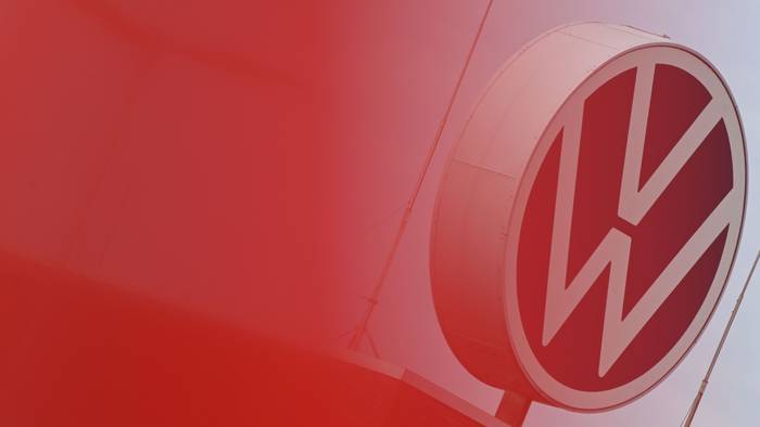Eine Rote-Flagge weht vorm VW Logo in Emden.