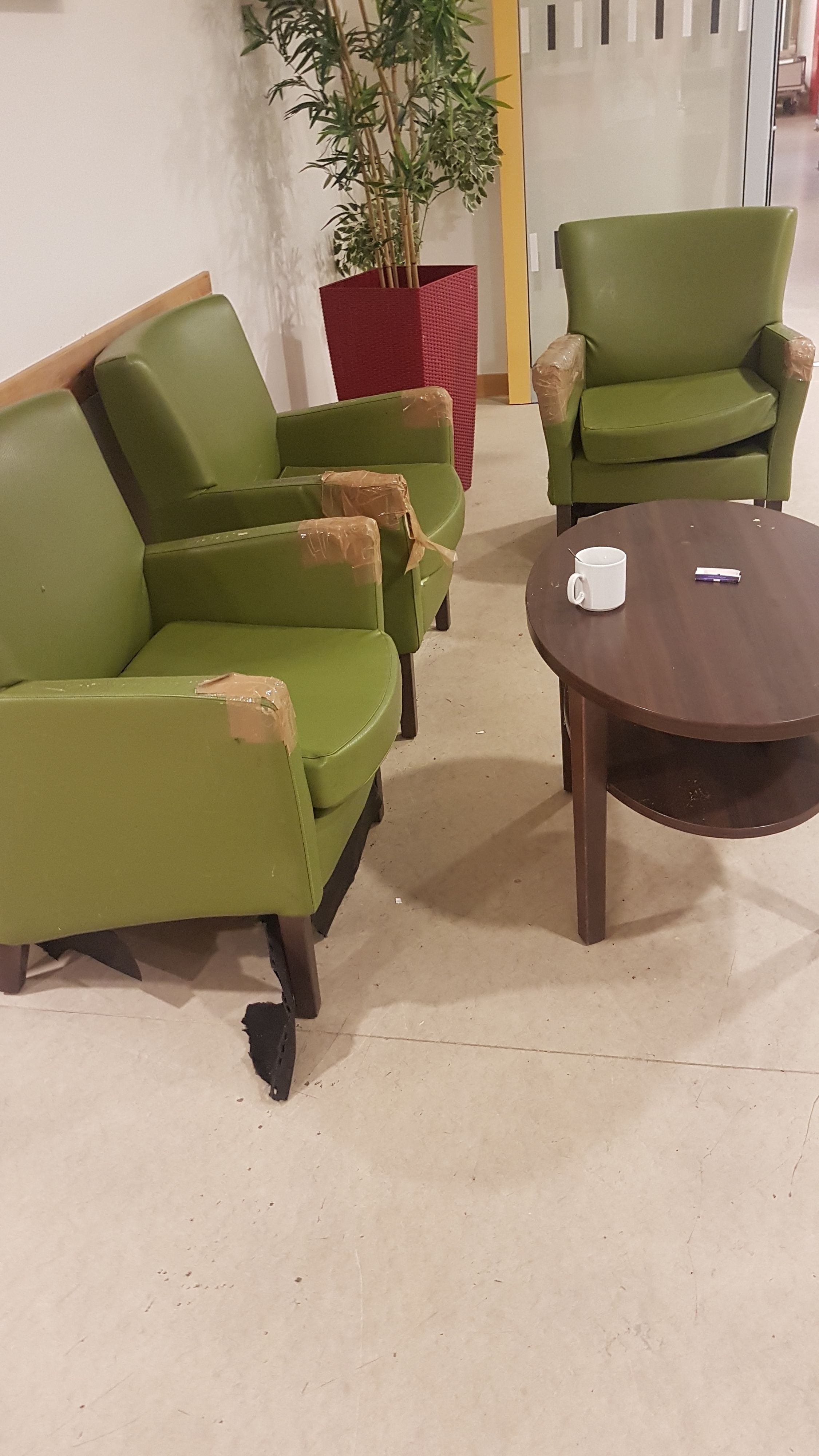 Kaputte Möbel in der LVR-Klinik Köln: Eine frühere Patientin hat diese Fotos dort nach eigenen Angaben zwischen 2019 und 2021 gemacht.