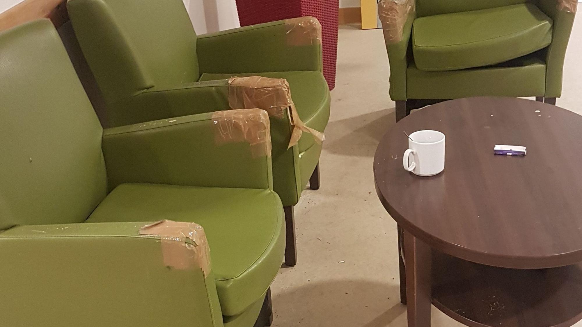 Kaputte Möbel in der LVR-Klinik Köln: Eine frühere Patientin hat diese Fotos dort nach eigenen Angaben zwischen 2019 und 2021 gemacht.