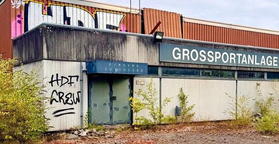 Dreifachsporthalle auf der Bezirkssportanlage Bocklemünd ist inzwischen eine Ruine.
