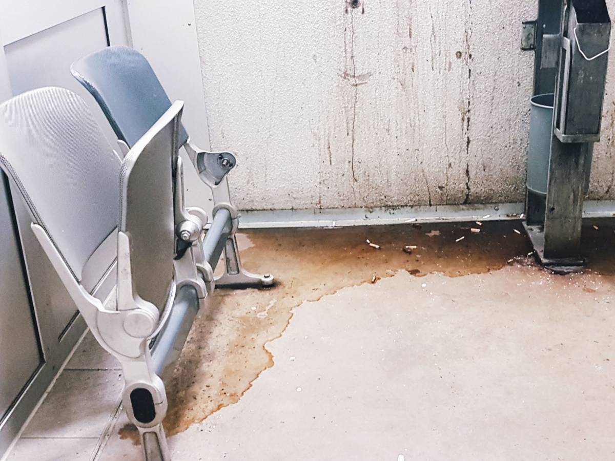 Fotos, die nach Angaben einer ehemaligen Patientin zwischen 2019 und 2021 entstanden sein sollen, zeigen mangelnde Sauberkeit, hier in einem an die Klinik grenzenden Raucherbereich.