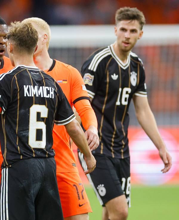 Joshua Kimmich diskutiert mit einem Holländer.