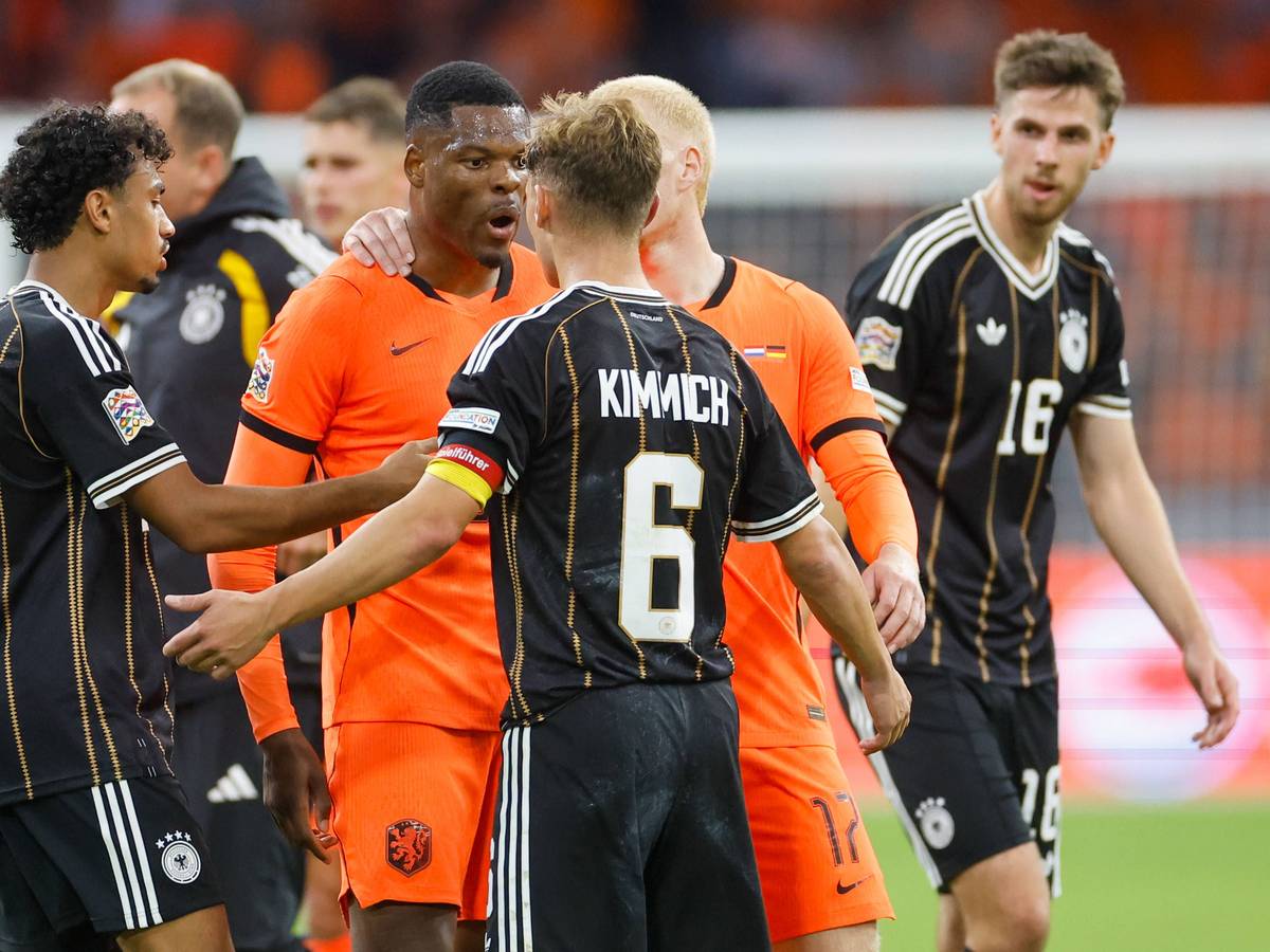 Joshua Kimmich diskutiert mit einem Holländer.