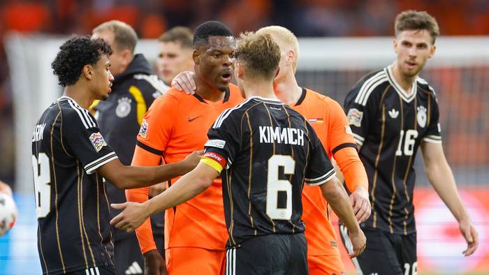 Joshua Kimmich diskutiert mit einem Holländer.