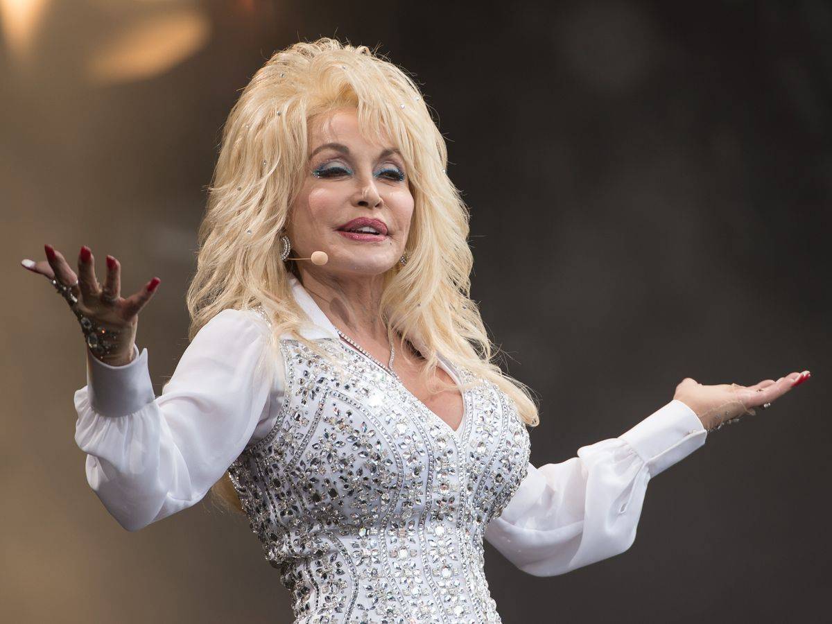 Dolly Parton hat wenige Wochen vor ihrem Tod ein Duett mit U2-Sänger Bono aufgenommen. (Bild: 2014 Getty Images/Ian Gavan)