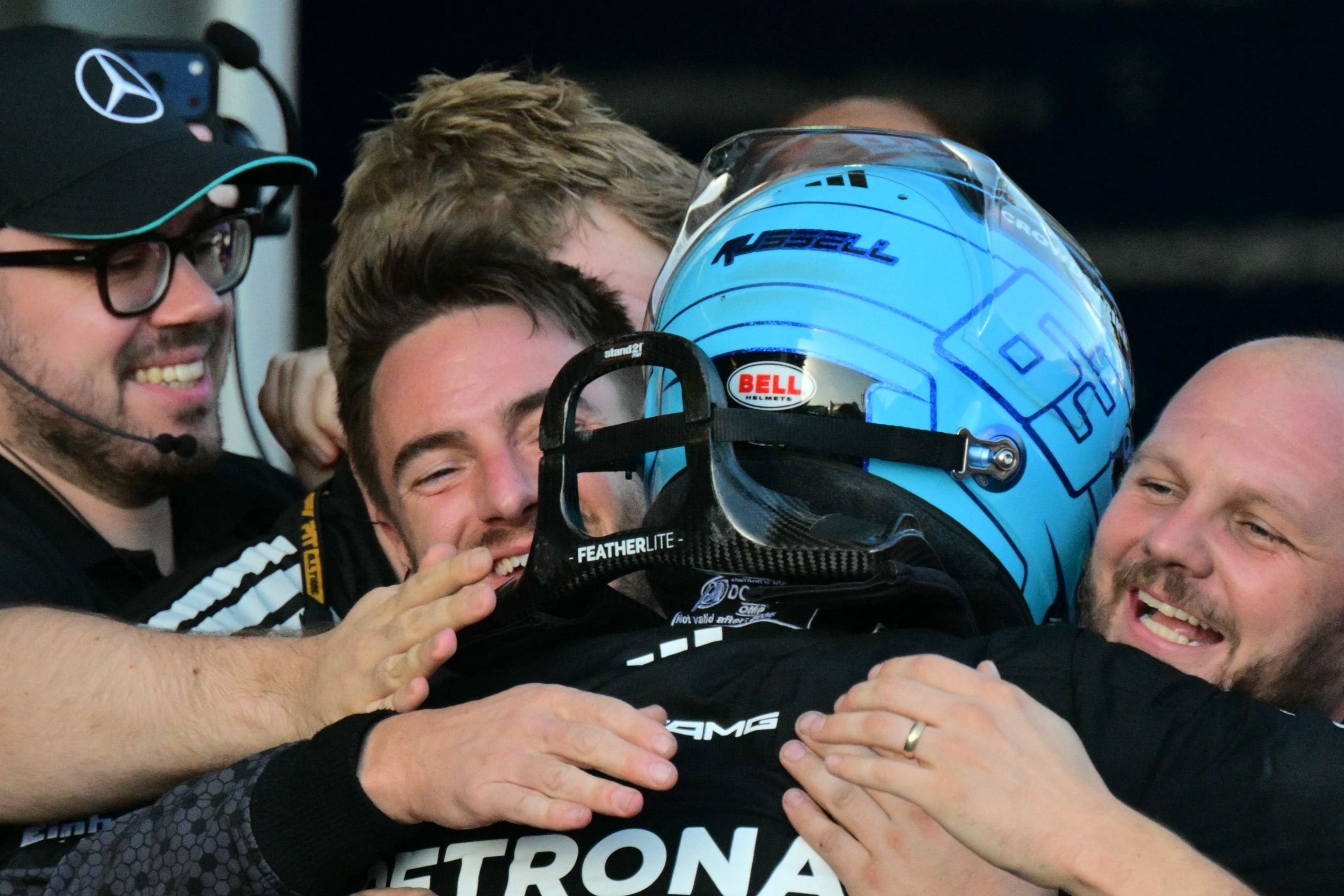George Russell lässt sich von seinem Team feiern.