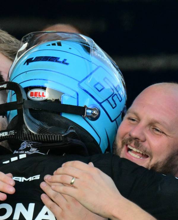 George Russell lässt sich von seinem Team feiern.