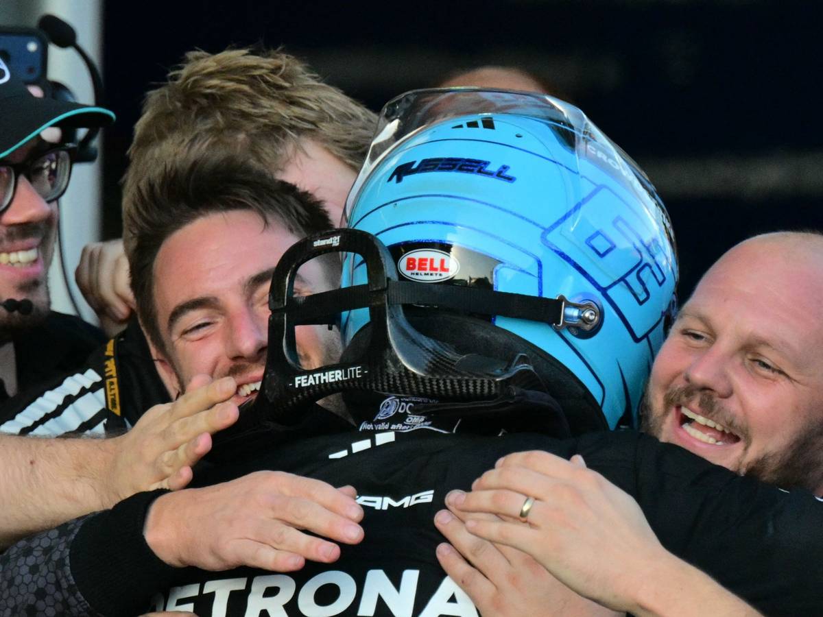 George Russell lässt sich von seinem Team feiern.