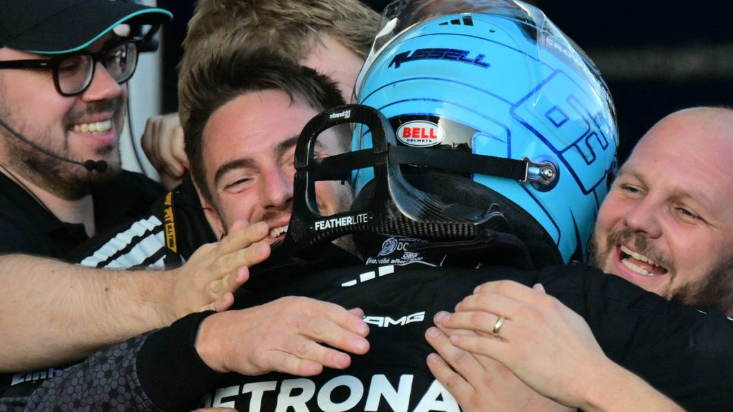 George Russell lässt sich von seinem Team feiern.