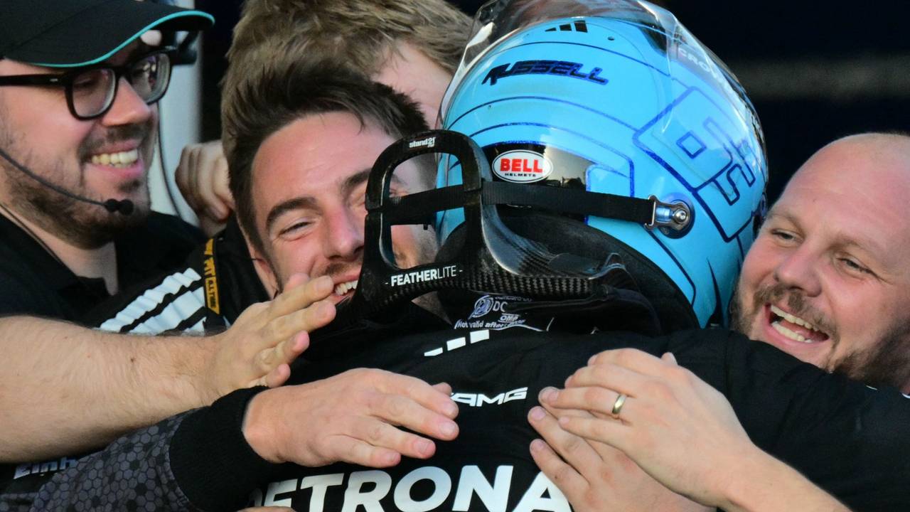 George Russell lässt sich von seinem Team feiern.