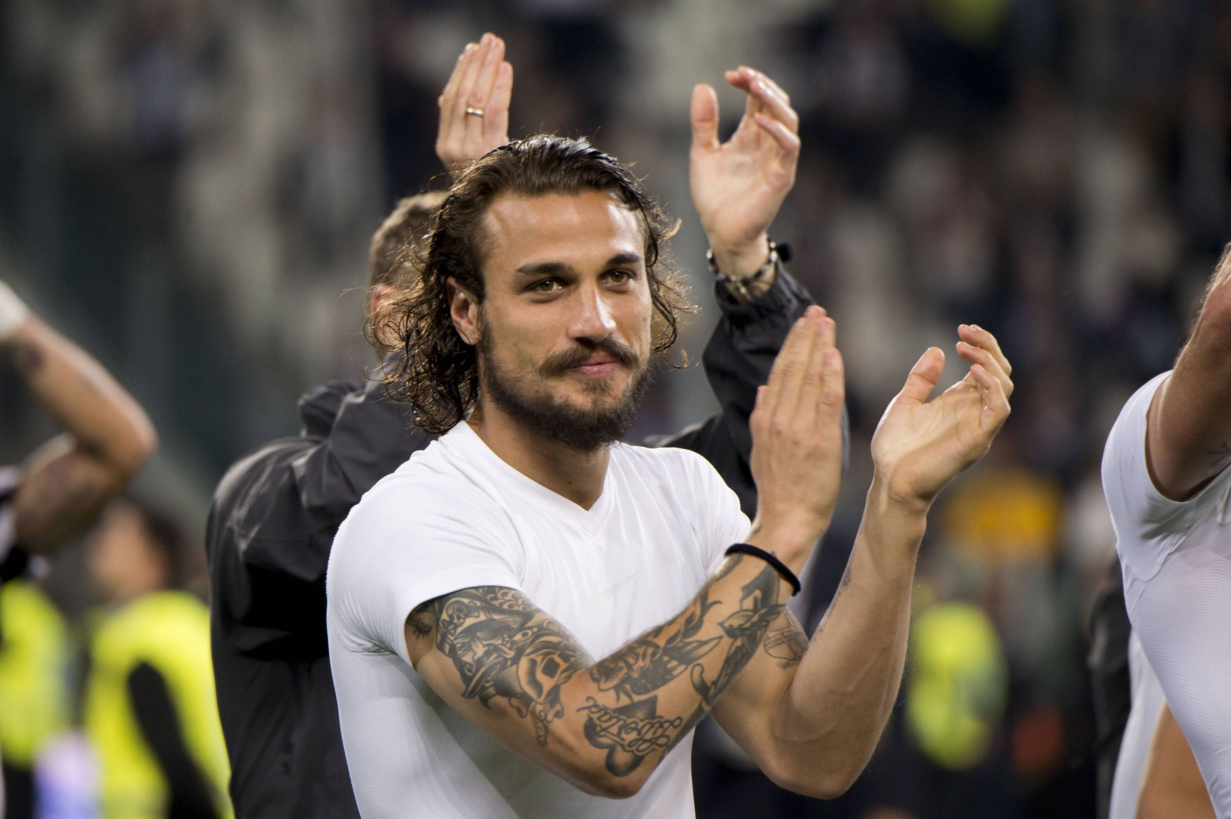 Daniel Pablo Osvaldo klatscht nach einem Spiel den Fans zu.