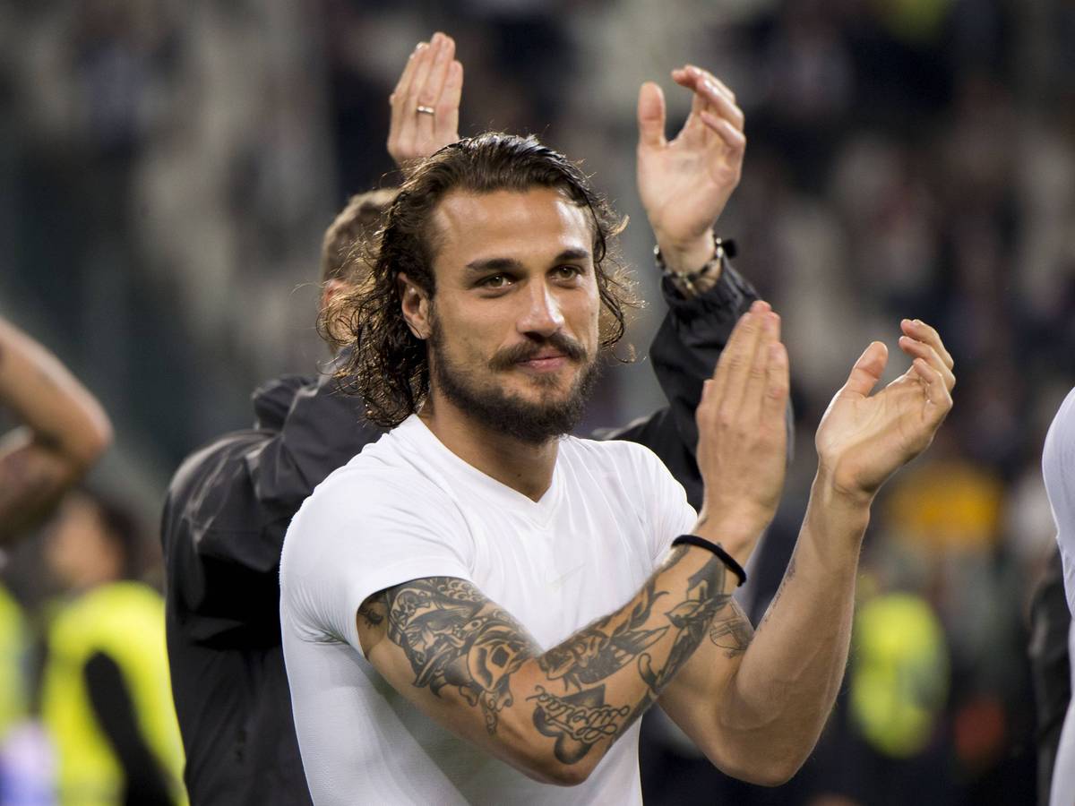Daniel Pablo Osvaldo klatscht nach einem Spiel den Fans zu.